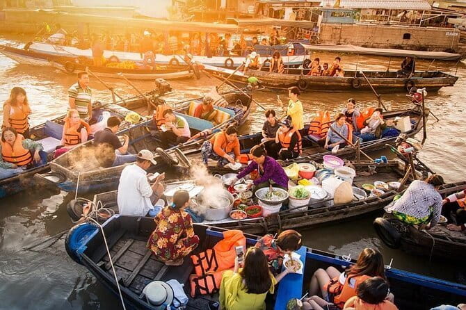 3 Days Mekong Delta Luxury Group Tour from Ho Chi Minh City - Day 1: Ben Tre and My Tho with Vinh Trang Pagoda peace
