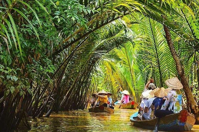 BIG BOSS private LIMOUSINE DAY TRIP TO MEKONG DElTA - From Ho Chi Minh City to My Tho: the day starts with comfort