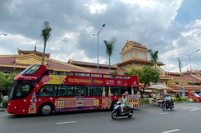 City Sightseeing Saigon Bus Tour - Getting on: Red vs Blue routes, timing, and where the buses actually start