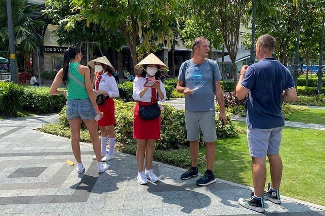 City Sightseeing Saigon Bus Tour - Switching lines: how the Red and Blue routes connect