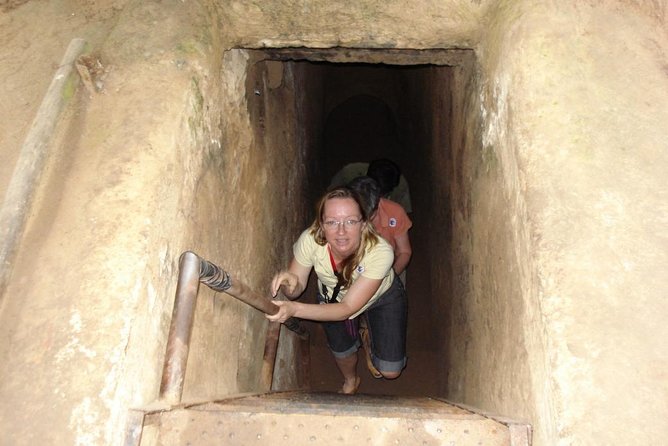 Cu Chi Tunnels and Cao Dai Temple private tour full day - Lunch at a local restaurant: where the day slows down