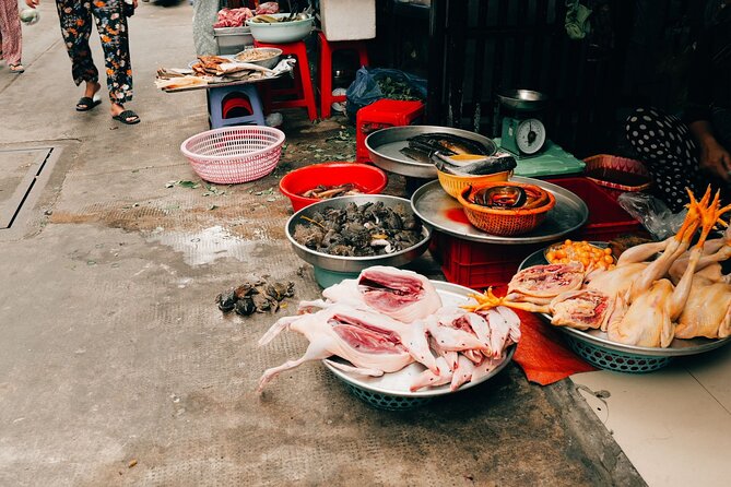 Early Riser Walk: Grandma Noodles, Cafe, Exotic Fruits & History - Nguyễn Thiện Thuật apartment block: Saigon’s layered “living archive”