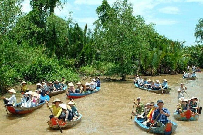 Explore HCMC by US Army Jeep: History & Food - Watching lacquer artists at Sơn Mài Đại Việt