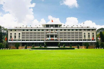 From HCM: City Highlights & Chinatown Trips – Water Bus Tour - Independence Palace, Notre-Dame Cathedral, and the Central Post Office