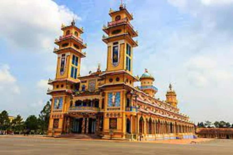From Ho Chi Minh: Black Virgin Mountain& Cao Dai Temple tour - The Cao Dai Temple midday service: the holy eye and a surreal mix