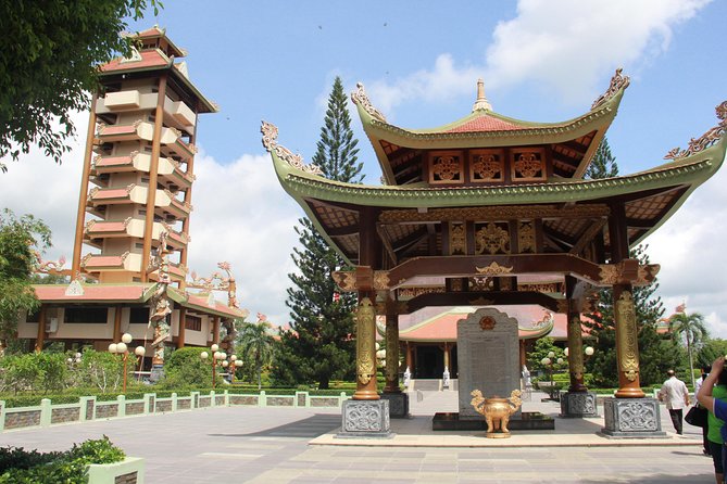 HCM City: 1-Day Cu Chi Signature Tunnels & Liberated Village - Ben Duoc Memorial Temple and lunch: remembrance with a reset