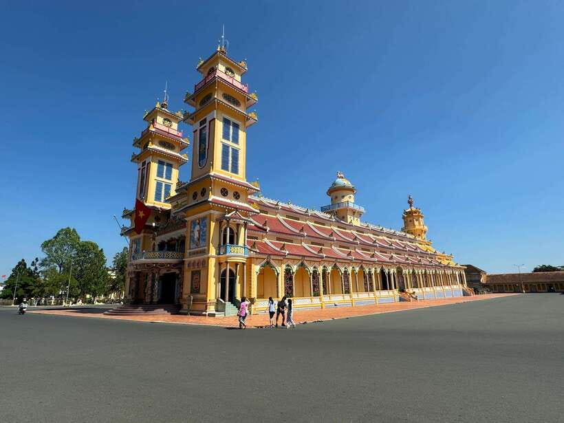 HCM: Cu Chi Tunnels, Cao Dai Temple, Black Virgin Mountain - Cu Chi Tunnels: underground rooms, cassava and a few crowd realities
