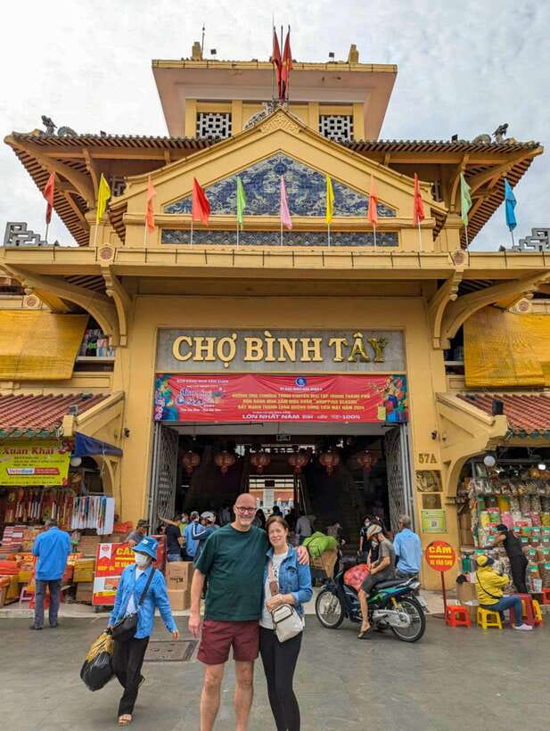 Ho Chi Minh City: Half-day Cyclo Journey Through Chinatown - From temple to street level: Chinatown shops and everyday goods