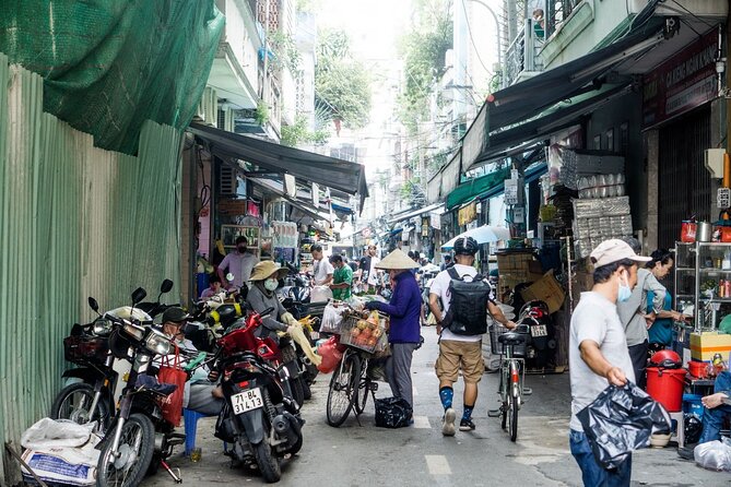 Ho Chi Minh City: Hidden Bunker & Vietnam War - Free Walking Tour - A family-home stop with your guide (yes, in the living room)