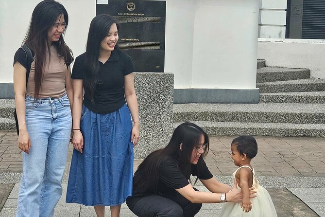 Ho Chi Minh city private tour guide - Stop 5: Nguyen Hue pedestrian street and the photo-friendly District 1 loop