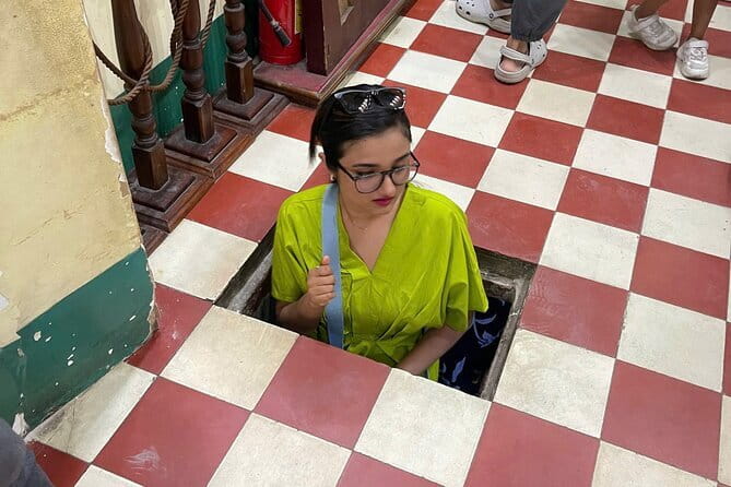 Ho Chi Minh City Private Tour with Young Local Female Guide - Chinatown at Chua Van Phat, plus Bùi Viện Walking Street at night