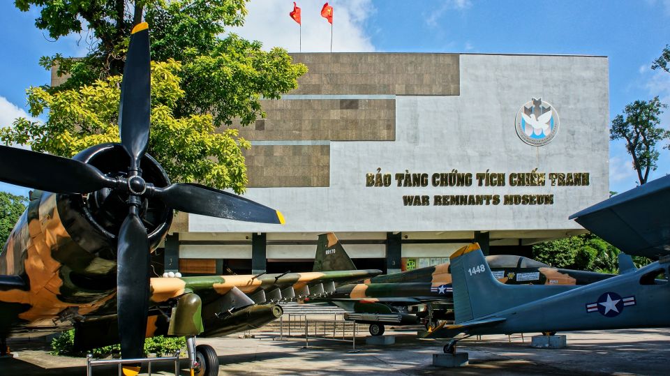 Ho Chi Minh: Customize Your HCMC Tour: English or German - Comfort and guidance: What the local guide brings to your day