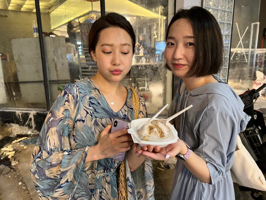 Ho Chi Minh: Street Food Experience in Saigon by Walking - Trà đá and nước mía: cool drinks that reset your palate