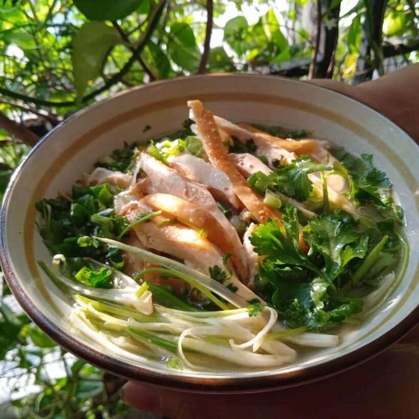 Ho Chi Minh: Tasty Vegan Food and local Beer by Motorbike - Market time in District 10: flower-market maze and hidden alleys