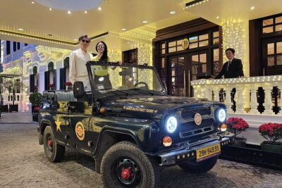 Jeep Tour Saigon By Night : FRESH SEAFOOD, STREET FOOD & SKY BAR - Nguyen Hue Street: where the energy starts