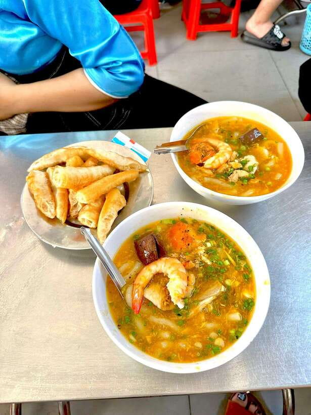 KISSTOUR | Motorbike Food Tour Female Drivers in Ho Chi Minh - How the ride feels: comfort, safety, and city traffic reality