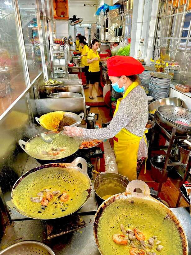 KISSTOUR | Motorbike Food Tour Female Drivers in Ho Chi Minh - Stop 1: noodle soup sets the tone for Vietnamese flavors