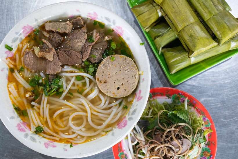 KISSTOUR | Motorbike Food Tour Female Drivers in Ho Chi Minh - Stop 3: BBQ or seafood, including Oc Len Xao Dua