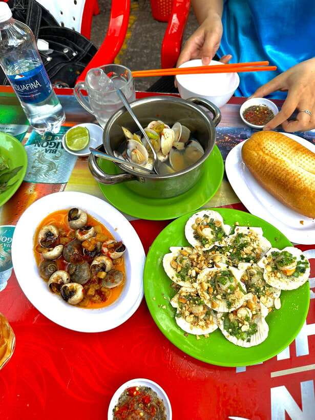 KISSTOUR | Motorbike Food Tour Female Drivers in Ho Chi Minh - Desserts, Vietnamese drinks, and Saigon beer (adults only)