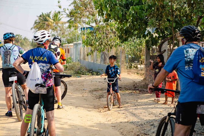 Mekong Delta 4 Days Cycling Trip-Off the Beaten Track - Day 2: Island breakfast, boat crossing, coconut-related artisan stops