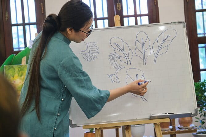 Paint & Personalize a Vietnamese Non La with B/S Art Studio topic - What Makes Đông Hồ Painting Lessons Worth Your Time