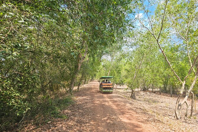 Private Full Day Mekong Delta Tour to Dong Thap Muoi Wetlands - Lunch in the countryside: more than fuel between stops
