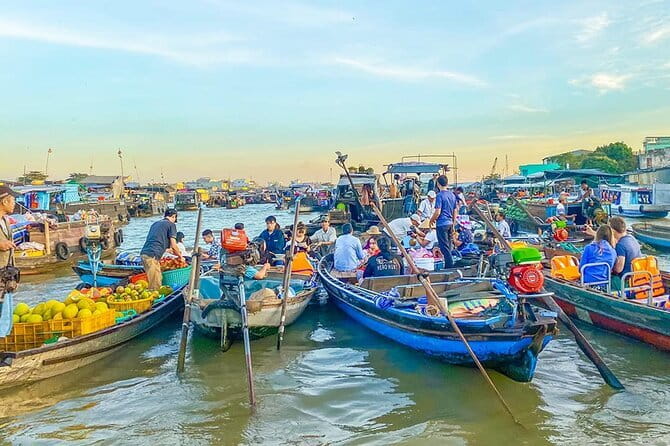 Saigon After Dark Foodie Tour by Army Open Air Jeep 4 Hours - Stop 2: Independence Palace plus a proper local food moment