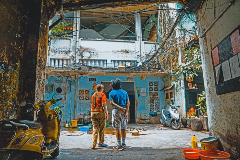 Saigon Off-the-Beaten Path-Cycling Tour in Ho Chi Minh City - District 10: Umbrella Market fruit tasting and Flower Market rules