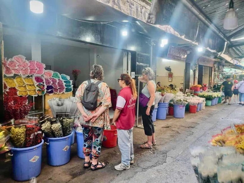 Top Saigon Unique Street Food On Scooter w/ Locals - Nguyen Thien Thuat Apartment Park: The Street Food Around Real Life