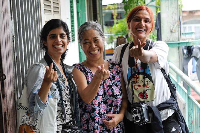 Using Medium Format film camera to discover Saigon - The local touch: breaking the ice with a translator