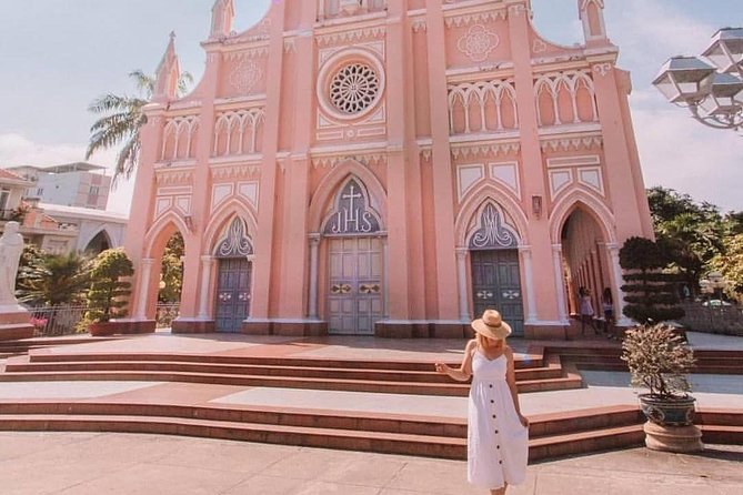 ️ Ho Chi Minh City Instagram Tour: Hidden Gems (Private & All-Inclusive) - Ho Chi Minh Square and the government building exterior photo game